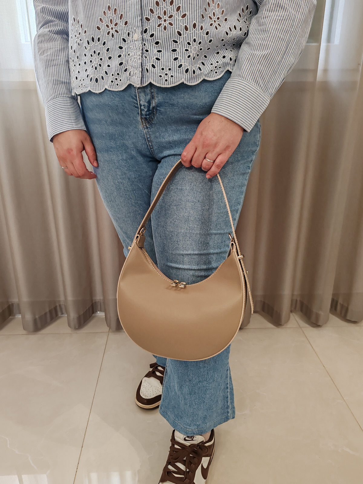 Borsa a spalla in vera pelle Luna taupe indossata