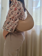 Borsa a spalla in vera pelle Luna taupe indossata 2