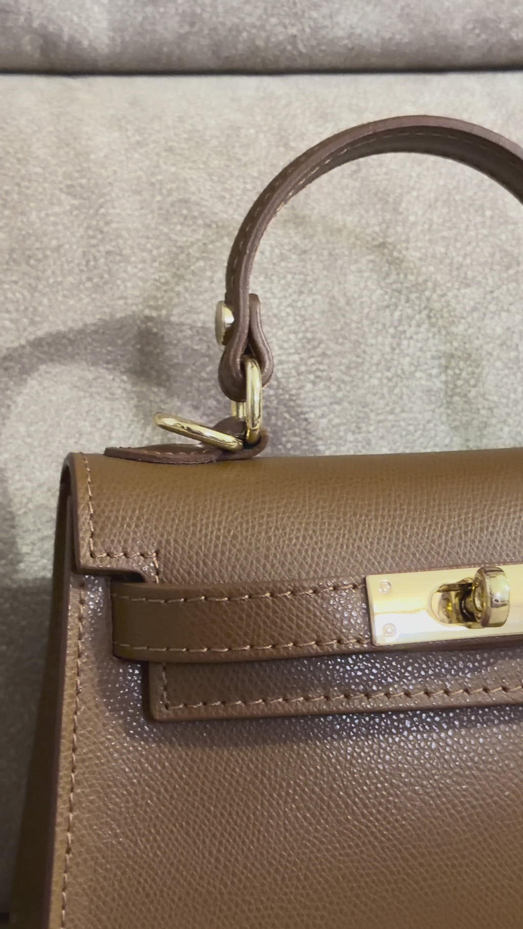 Borsa a mano in vera pelle Clara cognac dettagli 2